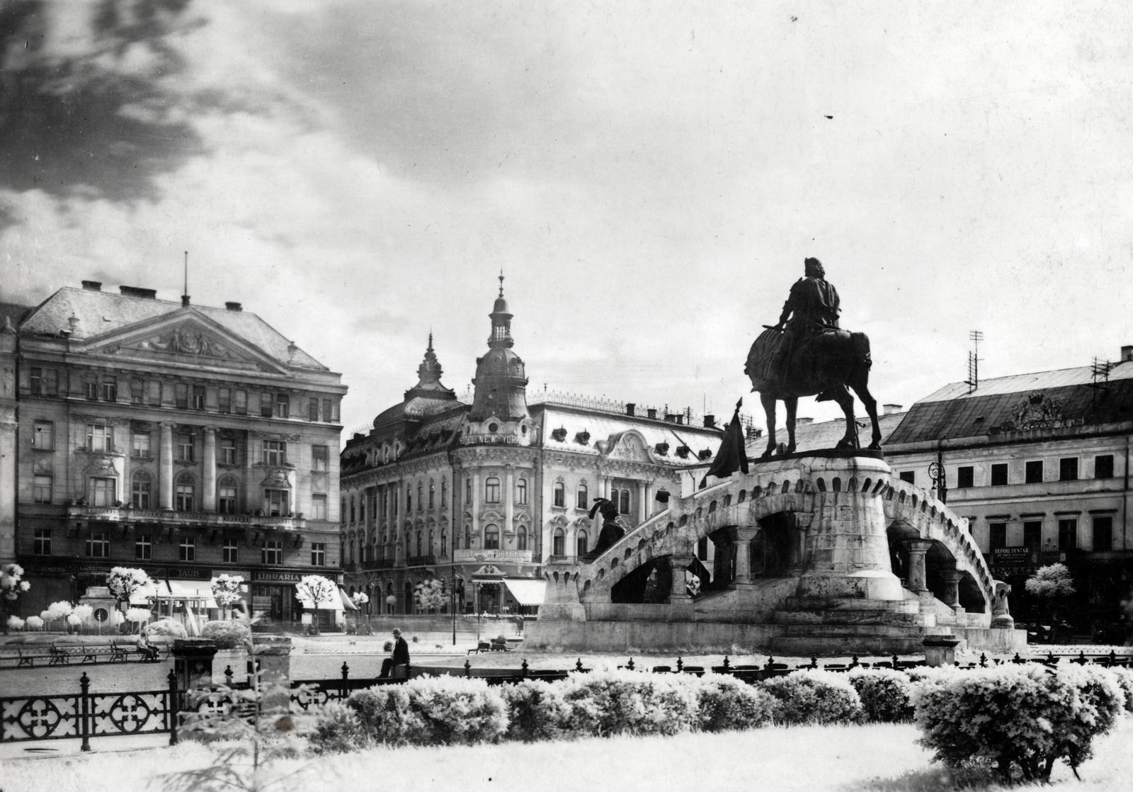 Romania,Transylvania, Cluj-Napoca, Fő tér, Hunyadi Mátyás emlékműve (Fadrusz János), szemben középen a New York palota., 1941, Handa család, Fortepan #165175
