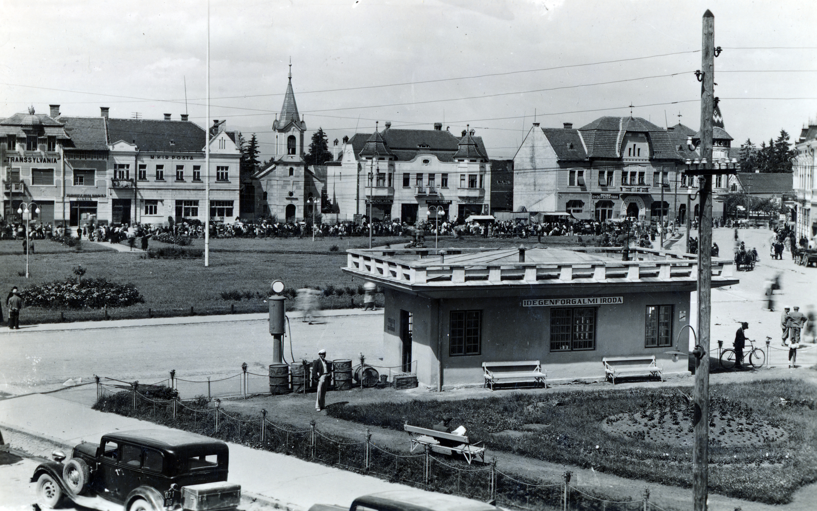 Romania,Transylvania, Gheorgheni, Szabadság tér (Piata Libertatii, ekkor Kossuth Lajos tér), szemben a református templom., 1941, Handa család, gas station, Fortepan #165178