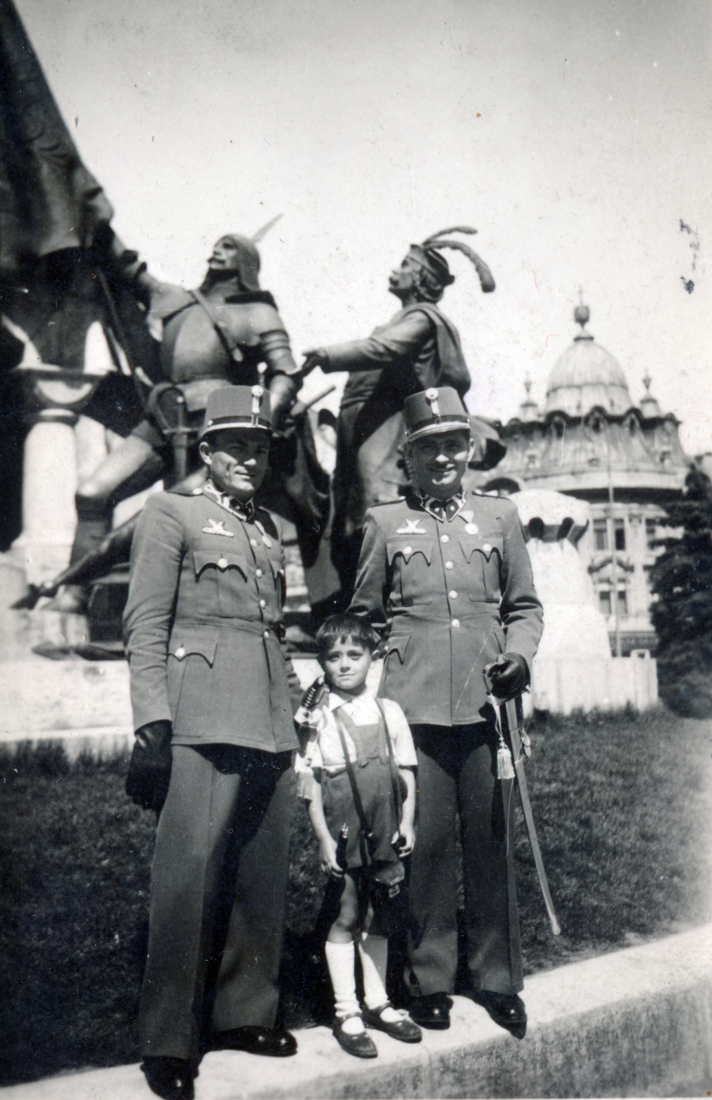 Románia,Erdély, Kolozsvár, a felvétel a Fő téren, Hunyadi Mátyás emlékműve előtt készült., 1941, Handa család, kard, határvadász, Fortepan #165183