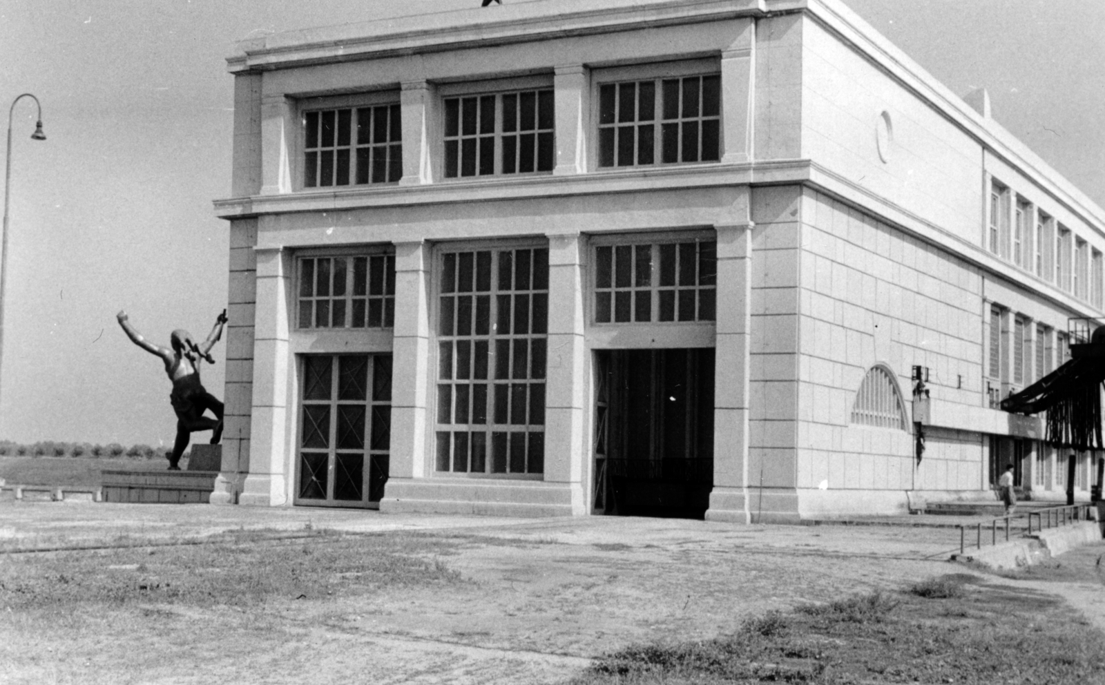 Magyarország, Tiszalök, Vilt Tibor 1959-ben felállított Energia című szobra az erőmű előtt., 1955, Handa család, szocreál, Fortepan #165185