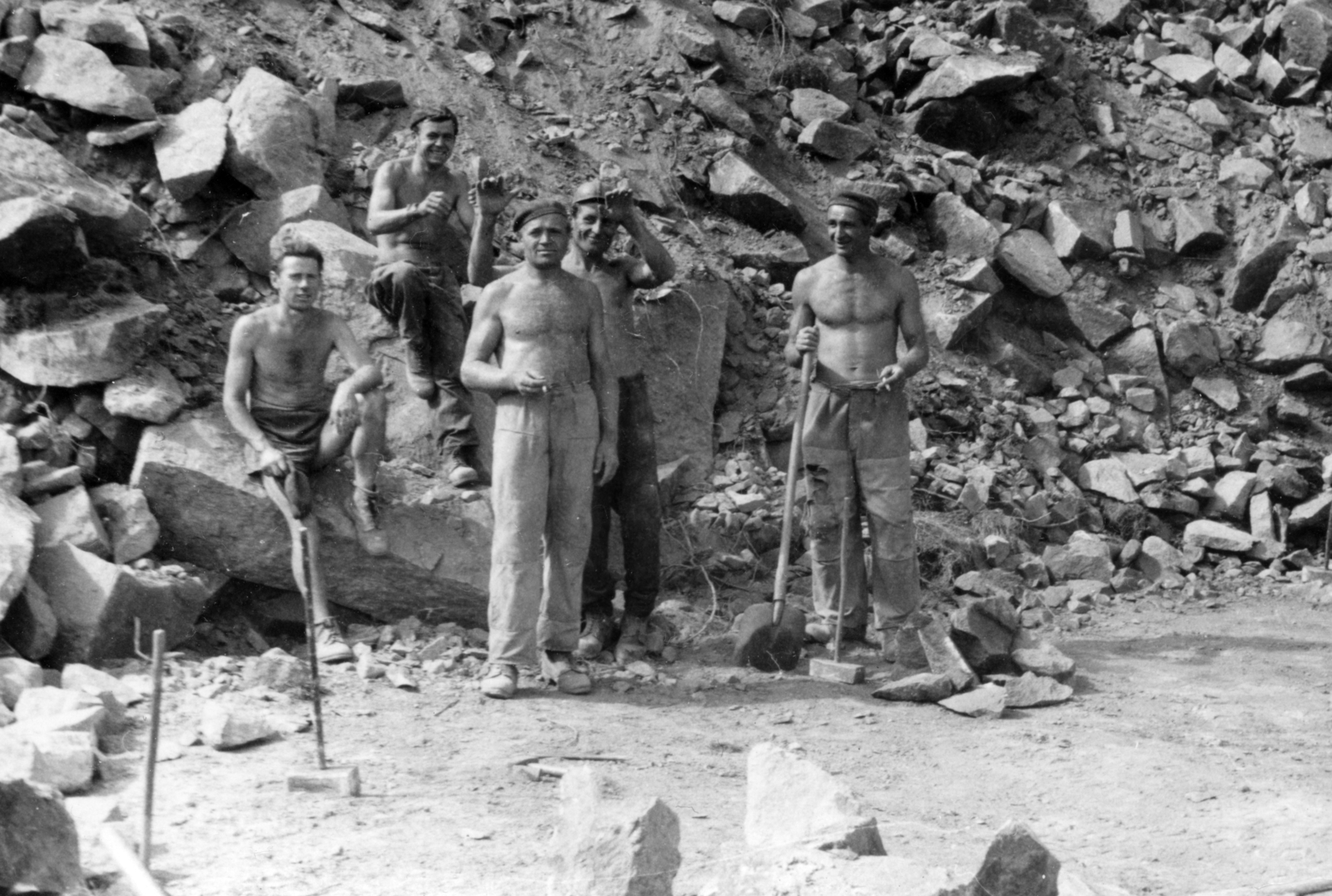 Hungary,Lake Balaton, Badacsonytomaj, kőbánya., 1950, Bors Anikó, mining, gypsy, stone mine, Lake Balaton, half-naked, Fortepan #165197