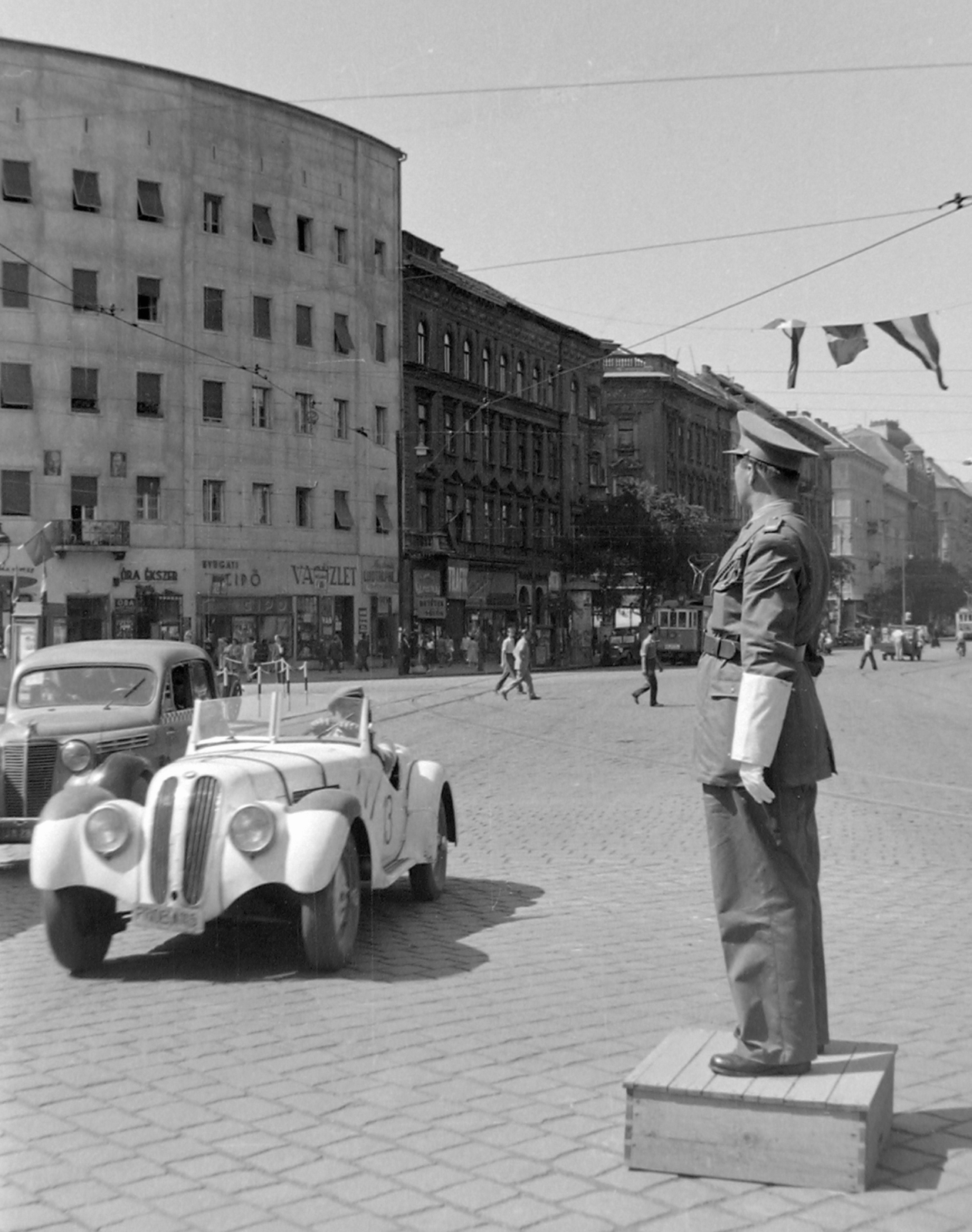 Hungary, Budapest V.,Budapest VI., Nyugati (Marx) tér és a Szent István körút házsora. BMW 328-as típusú személygépkocsi, mögötte egy Renault Juvaquatre., 1949, Magyar Rendőr, transport, Gerrman brand, Renault-brand, BMW-brand, French brand, cop, untitled, pulpit for police officers, Budapest, convertible, Fortepan #16520