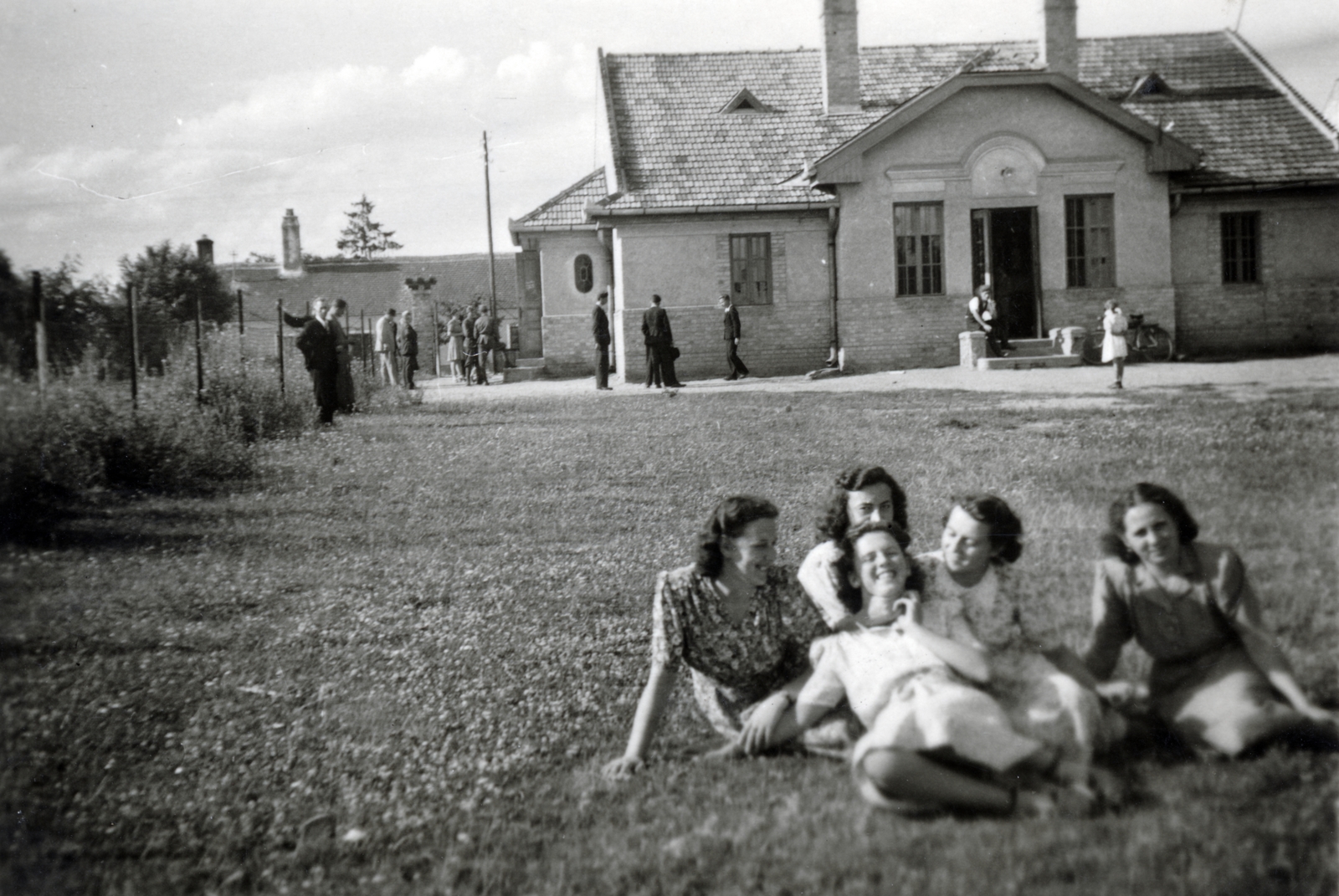 Magyarország, Fertőd, (Eszterháza)., 1940, Bors Anikó, udvar, lány, kultúrterem, Fortepan #165202