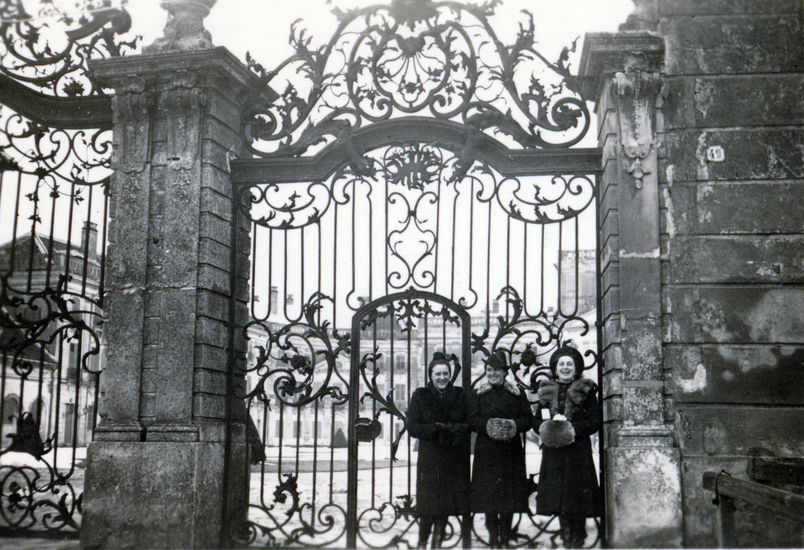Magyarország, Fertőd, (Eszterháza), Esterházy kastély., 1940, Bors Anikó, kalap, kastély, bunda, muff, nevetés, Fortepan #165206