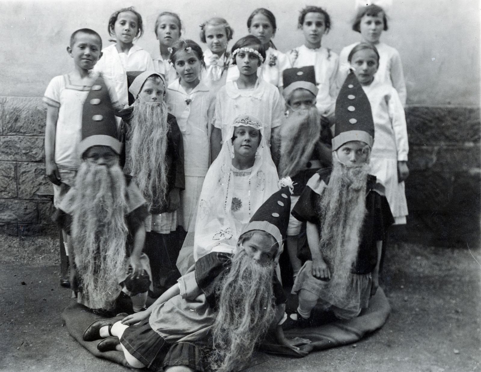 Hungary, Fertőd, Süttör (ekkor önálló, ma a város része)., 1930, Bors Anikó, costume, kids, play, theatrical group, Fortepan #165218