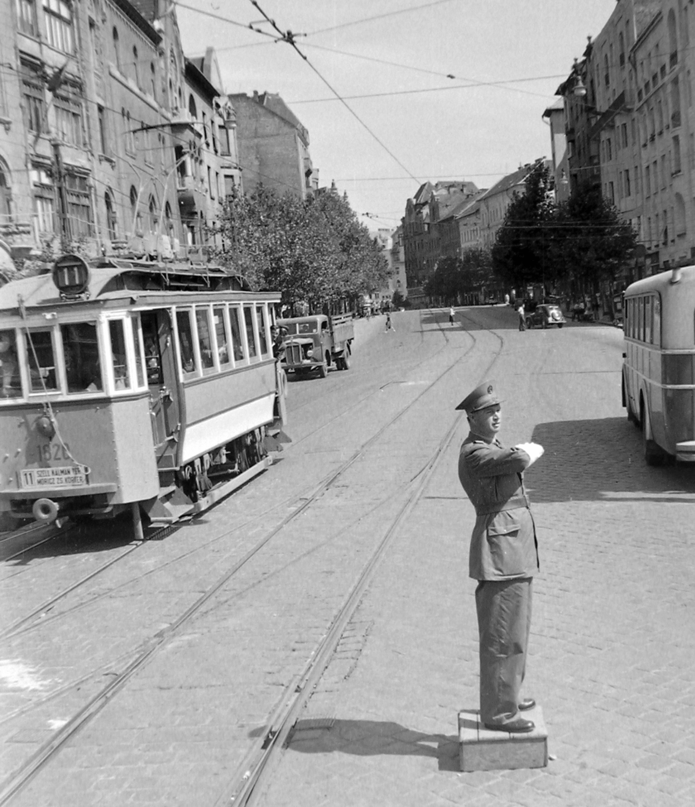 Hungary, Budapest XI., Móricz Zsigmond körtér, szemben a Bartók Béla út., 1949, Magyar Rendőr, transport, commercial vehicle, street view, cop, tram, pulpit for police officers, Budapest, directing traffic, public transport line number, Fortepan #16523