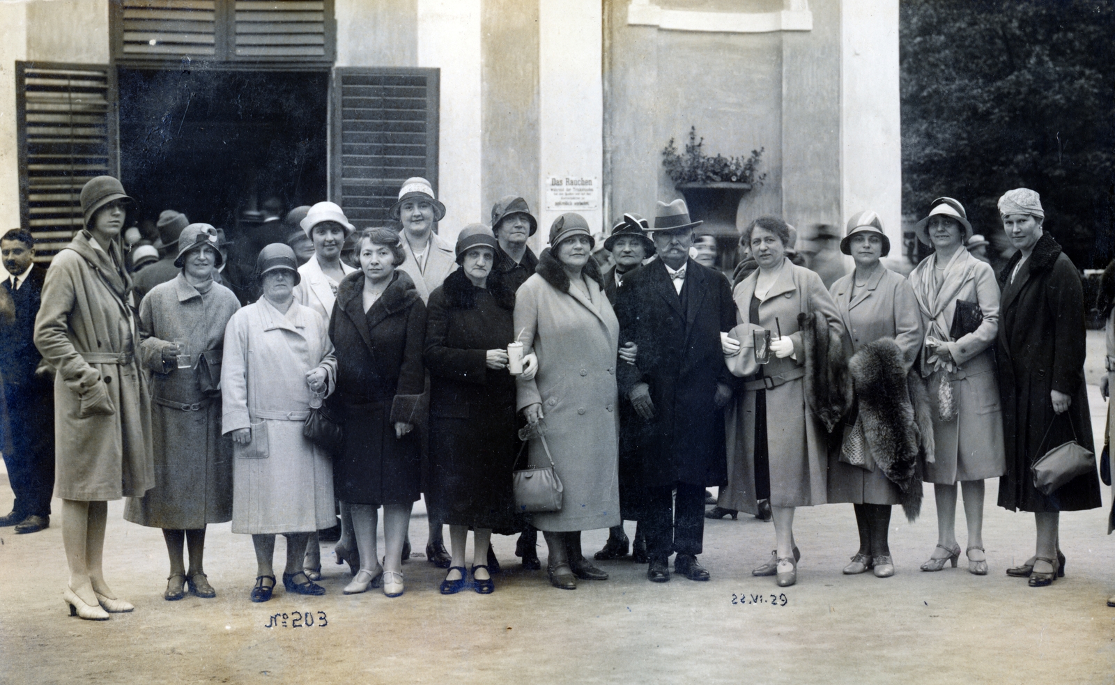 Czech Republik, Františkovy Lázně, a Solný-, és a Luční-forrás oszlopcsarnoka (kolonáda Solného a Lučního pramene)., 1929, Bánfalvi Jánosné, fur, tableau, hat, women, Fortepan #165310