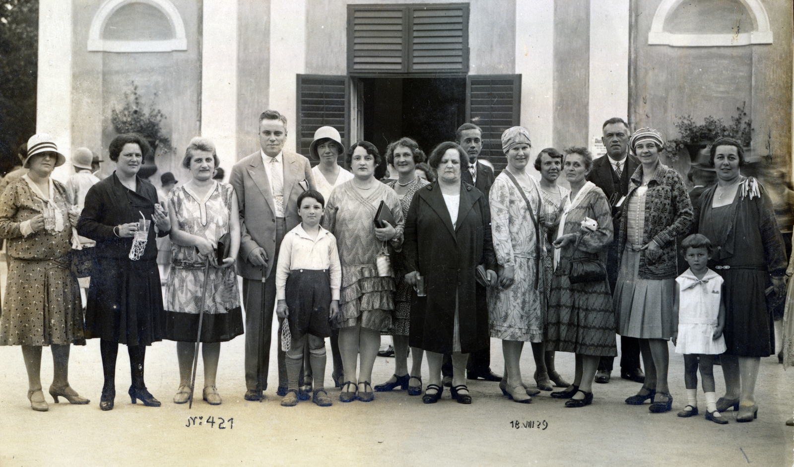 Czech Republik, Františkovy Lázně, a Solný-, és a Luční-forrás oszlopcsarnoka (kolonáda Solného a Lučního pramene)., 1929, Bánfalvi Jánosné, drinking straw, summer dresses, Fortepan #165312