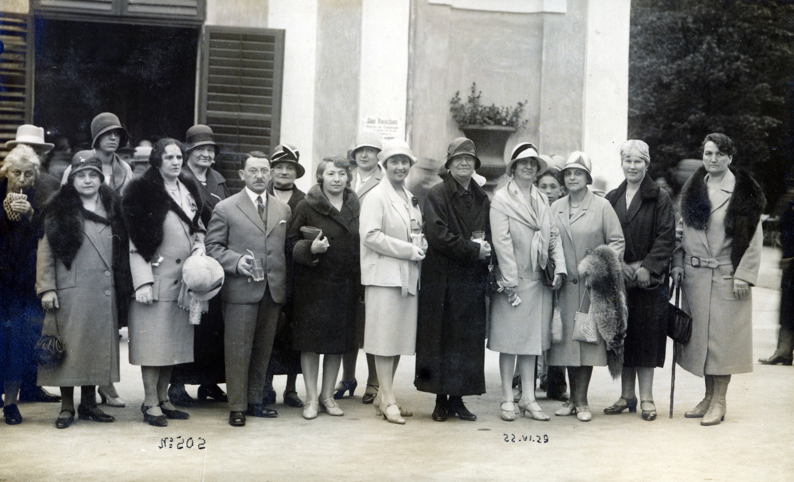 Csehország, Frantiskovy Lázne, a Solný-, és a Luční-forrás oszlopcsarnoka (kolonáda Solného a Lučního pramene)., 1929, Bánfalvi Jánosné, ivócsarnok, szőrme, kalap, Fortepan #165313