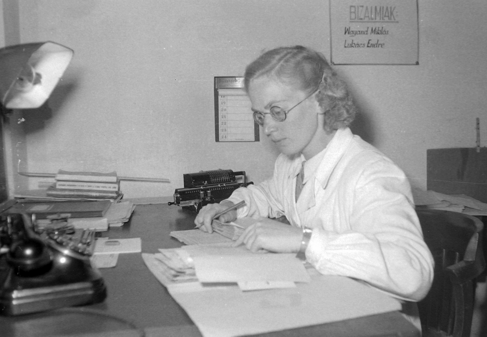 Hungary, 1949, Magyar Rendőr, office, light, desk, telephone, calculator, Fortepan #16537