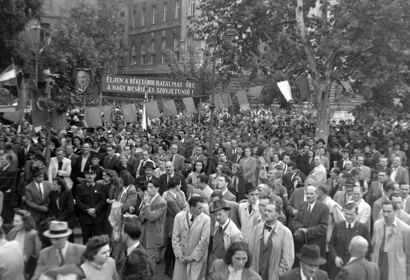 Magyarország, Budapest V., Szabadság tér, szemben a Kiss Ernő utca torkolata, a Magyar Nemzeti Bank épülete., 1949, Magyar Rendőr, személyi kultusz, felvonulás, Rákosi Mátyás-ábrázolás, Budapest, Fortepan #16540