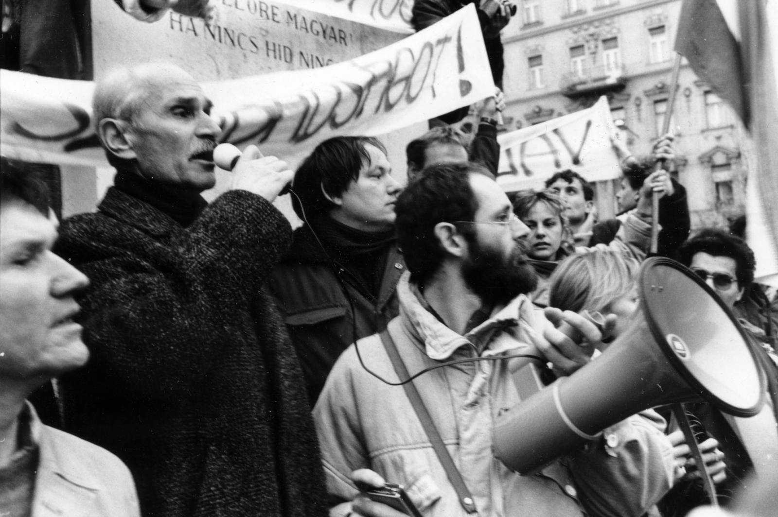 Hungary, Budapest II., Bem József tér, a Bem szobor talapzatánál mikrofonnal a kezében Pákh Tibor emberjogi aktivista. A felvétel a demokratikus ellenzék március 15-i tüntetésén készült., 1988, Horváth Ernő, Budapest, regime change, megaphone, Fortepan #165428