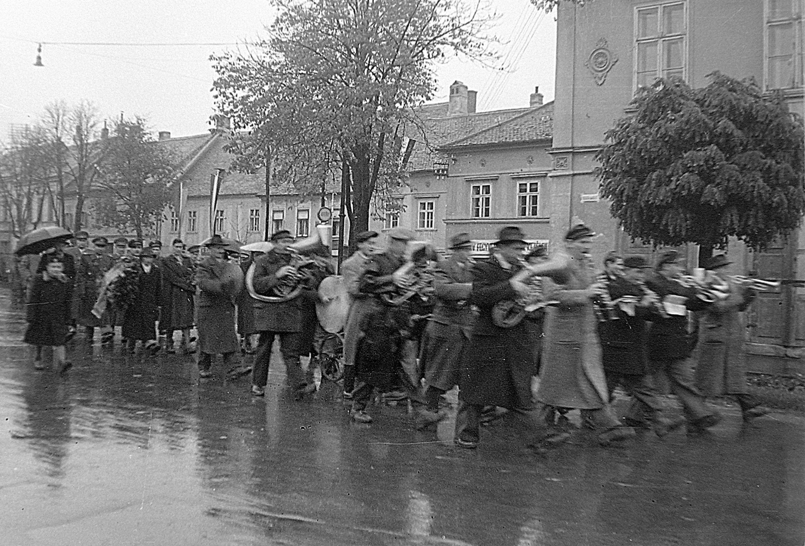 Hungary, Kőszeg, Várkör (Béke út) a Kossuth Lajos utca felől nézve., 1950, Magyar Rendőr, musical instrument, trumpet, march, rain, Fortepan #16543