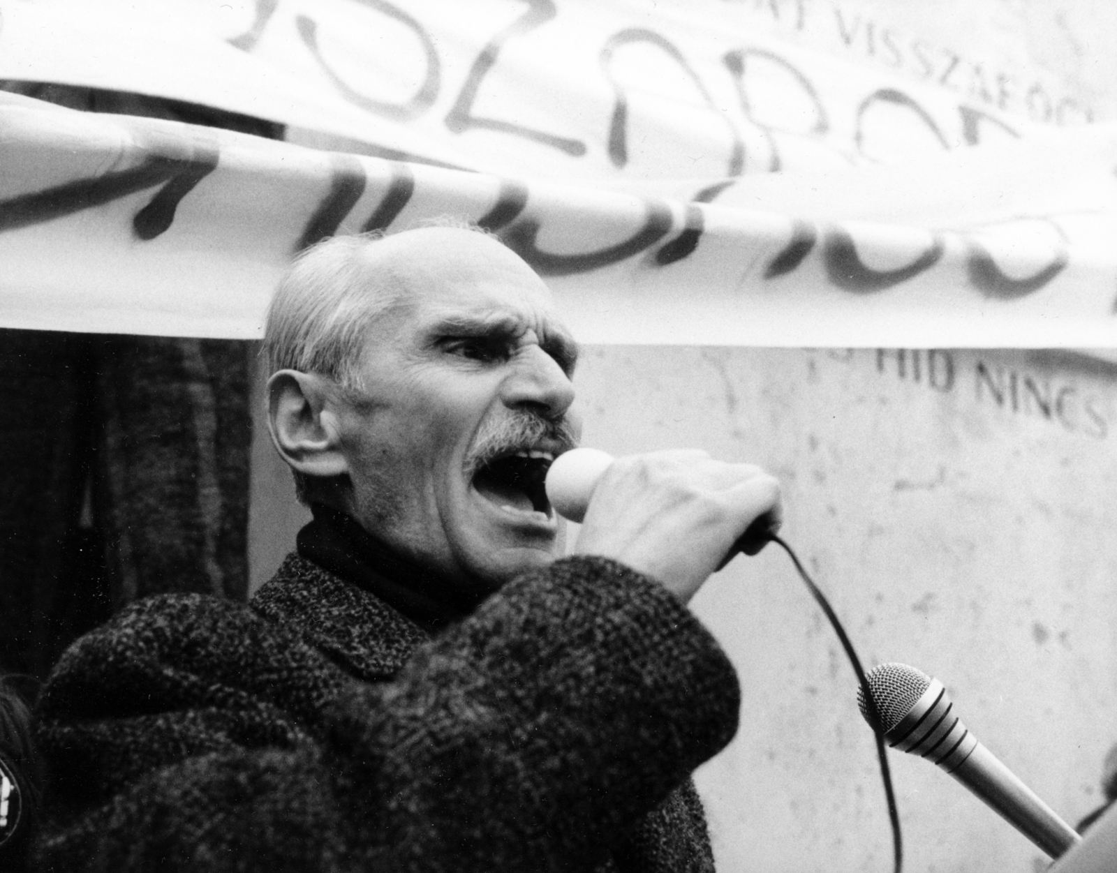 Hungary, Budapest II., Bem József tér, a Bem szobor talapzatánál mikrofonnal a kezében Pákh Tibor emberjogi aktivista. A felvétel a demokratikus ellenzék március 15-i tüntetésén készült., 1988, Horváth Ernő, strike, Budapest, regime change, Fortepan #165445