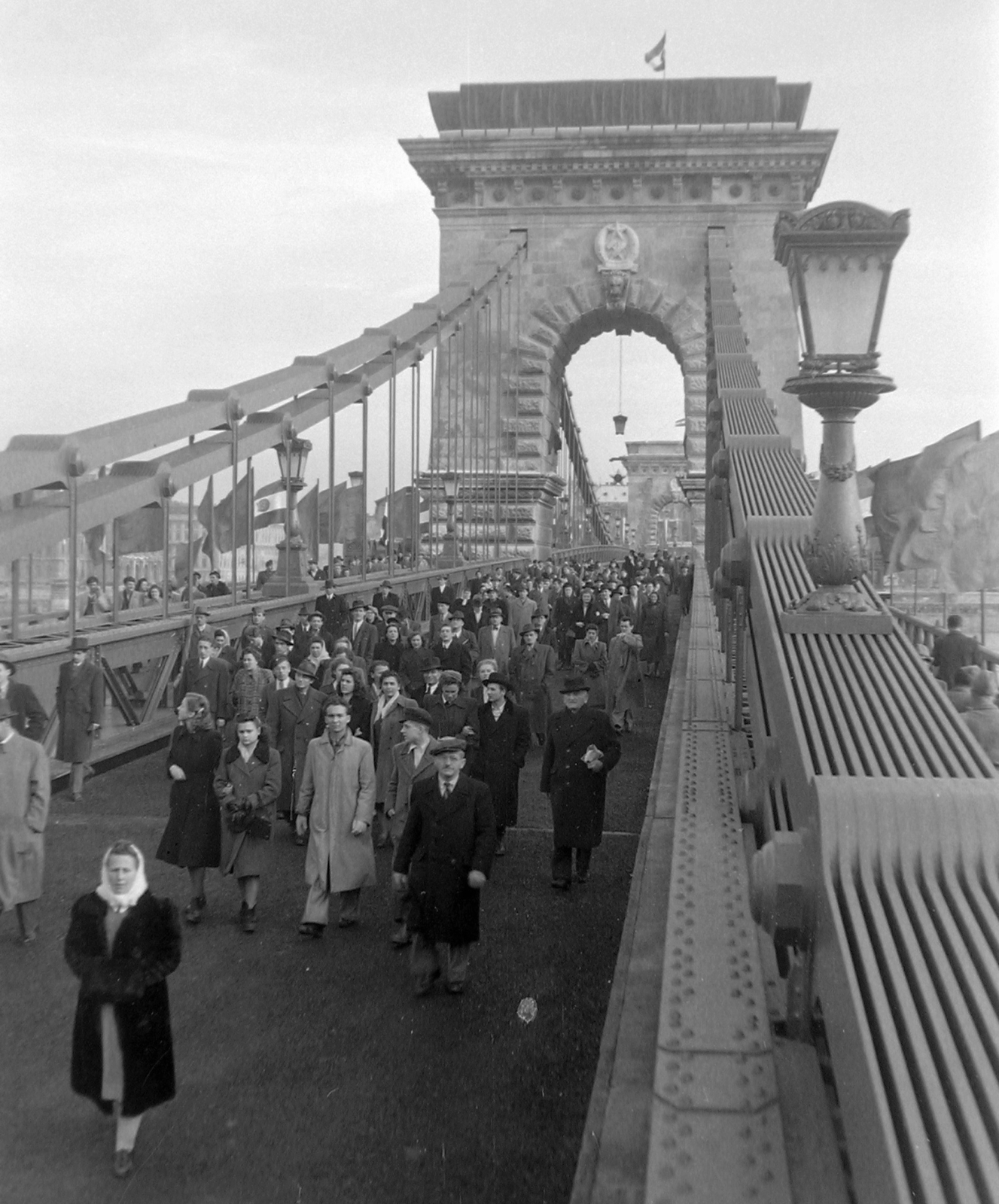 Hungary, Budapest, az újjáépített Széchenyi Lánchíd átadása 1949. november 20-án., 1949, Magyar Rendőr, bridge, bridge building, suspension bridge, William Tierney Clark-design, Fortepan #16547