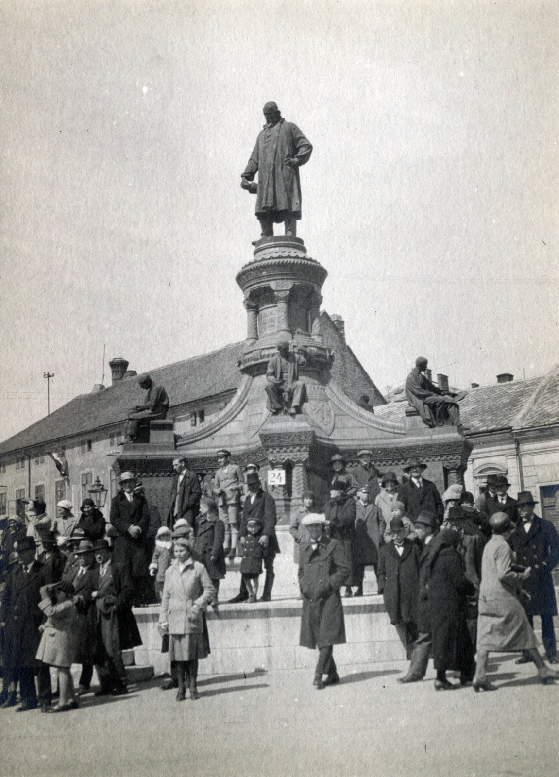 Magyarország, Pécs, Rákóczi út, az 1907. október 13-án felavatott Zsolnay szobor főalakját Horvay János szobrászművész készítette. A lentebb ülő öt férfi alakját Apáti Abt Sándor alkotta meg, ezek a szobrászat, az építészet, a festészet, a vegyészet és a fazekasság mesterségét szimbolizálják. A szabályos ötszögű alakú talapzat Schulek Frigyes terve alapján kerámiából készült., 1930, Olbert Mariann, Fortepan #165474