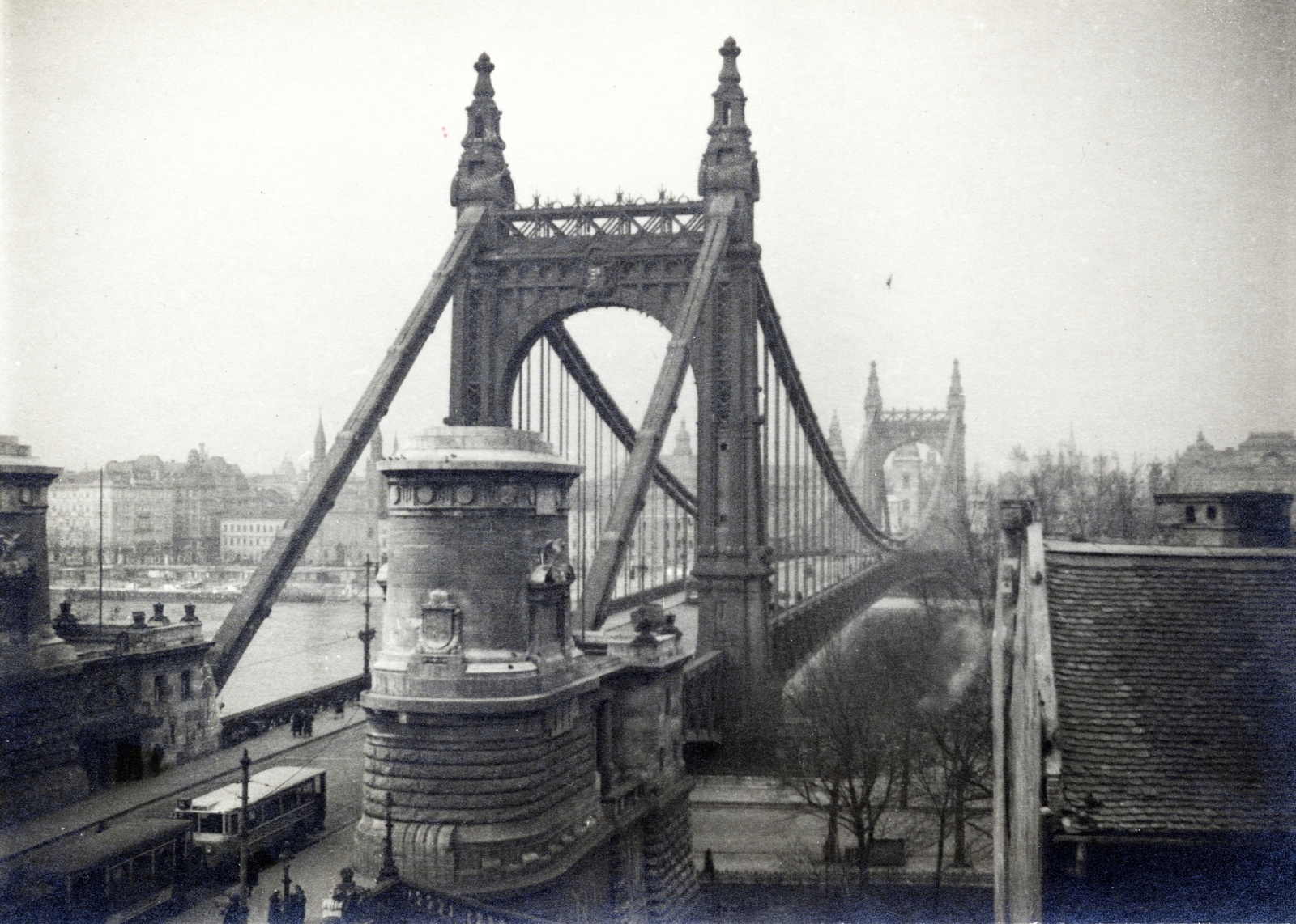 Magyarország, Budapest I.,Budapest V., kilátás a Gellért-hegyről az Erzsébet híd felé., 1930, Olbert Mariann, híd, autóbusz, villamos pótkocsi, Budapest, Fortepan #165477