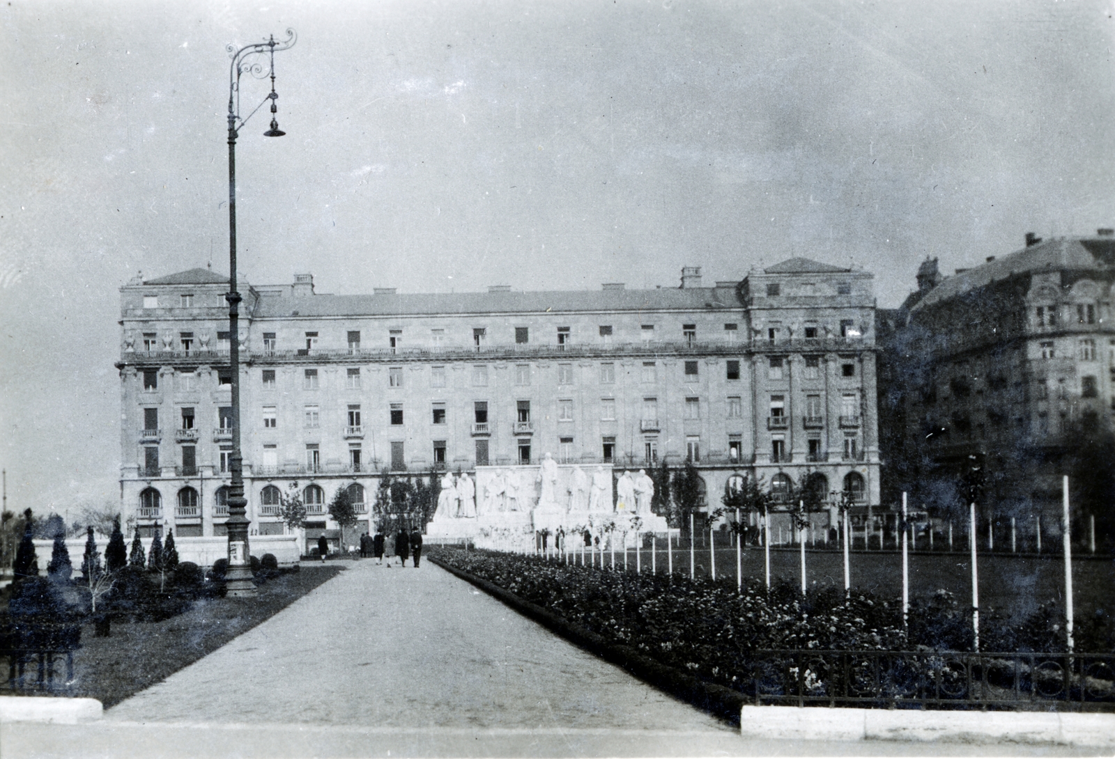 Magyarország, Budapest V., Kossuth Lajos tér, Kossuth emlékmű (Horvay János, 1927.), mögötte a 13-15-ös számú épület, ettől jobbra a Falk Miksa (Juhász Andor) utca., 1929, Olbert Mariann, Budapest, Fortepan #165507