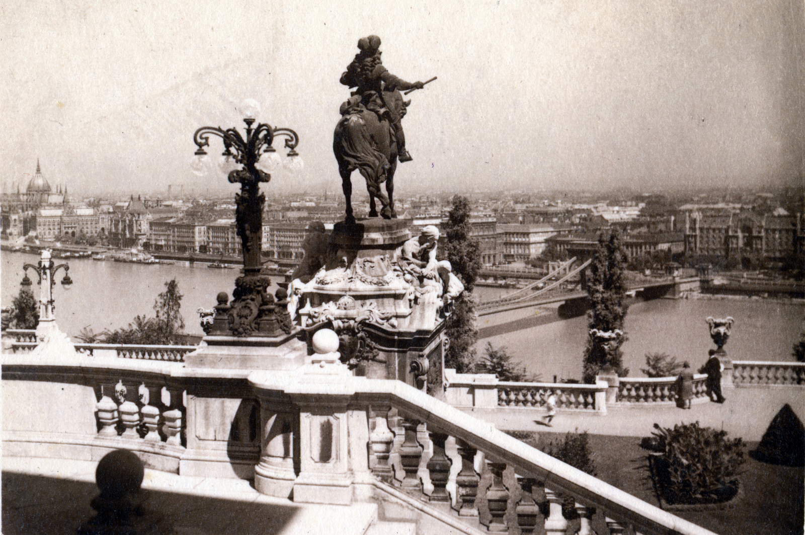 Magyarország, budai Vár, Budapest I., kilátás a Királyi Palota (később Budavári Palota) Habsburg-lépcsőjéről a Parlament és a Széchenyi Lánchíd felé, előtérben a Savoyai teraszon Savoyai Jenő lovasszobra (Róna József, 1899.)., 1930, Olbert Mariann, Duna, Budapest, Fortepan #165519