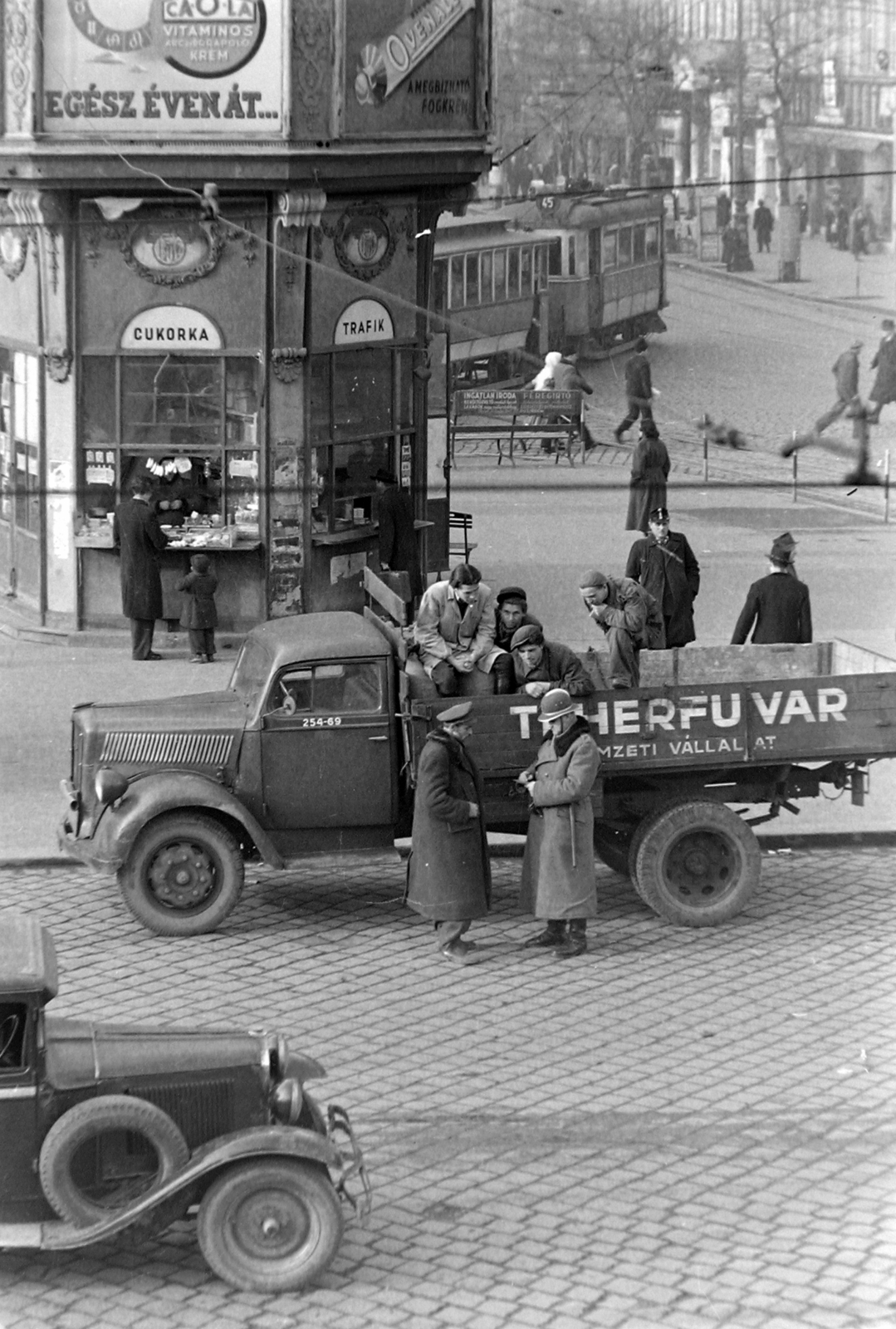 Magyarország, Budapest VI., Nyugati (Marx) tér, "Banán sziget"., 1950, Magyar Rendőr, cégtábla, német gyártmány, Opel-márka, teherautó, utcakép, életkép, rendőr, villamos, pavilon, automobil, Opel Blitz, Budapest, Fortepan #16552