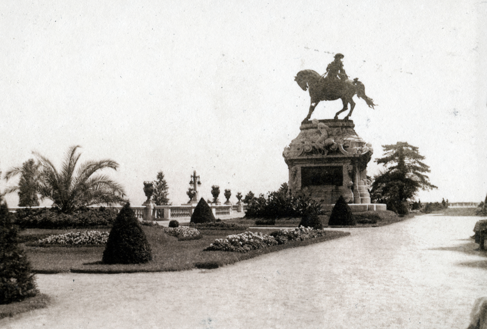 Magyarország, budai Vár, Budapest I., Savoyai terasz, Savoyai Jenő lovasszobra (Róna József, 1899.) a Királyi Palota (később Budavári Palota) előtt., 1930, Olbert Mariann, Budapest, Fortepan #165520