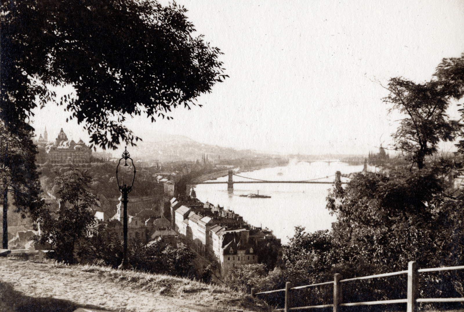 Magyarország, Gellérthegy, Budapest I., kilátás a Tabán és a Széchenyi Lánchíd felé., 1930, Olbert Mariann, látkép, Budapest, Fortepan #165522