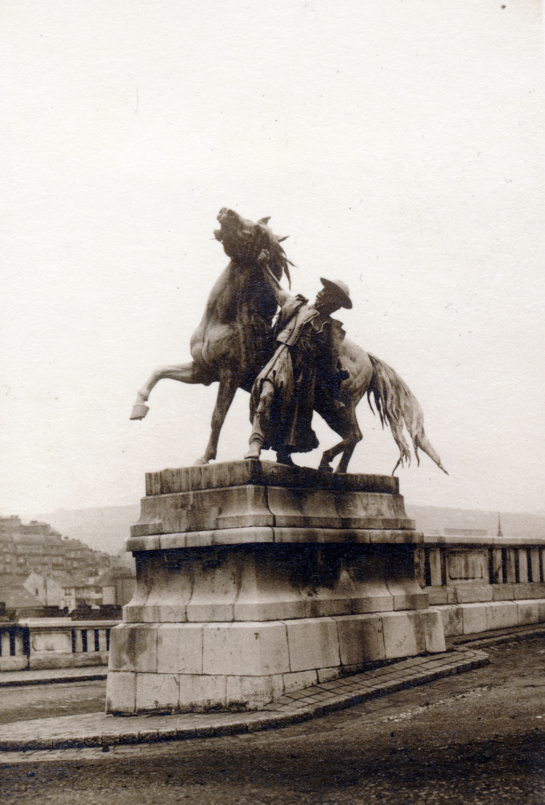 Magyarország, budai Vár, Budapest I., Lovarda utca, a Lovat fékező csikós szobra (ifj. Vastagh György, 1901.) a Lovarda előtt., 1930, Olbert Mariann, Budapest, Fortepan #165527