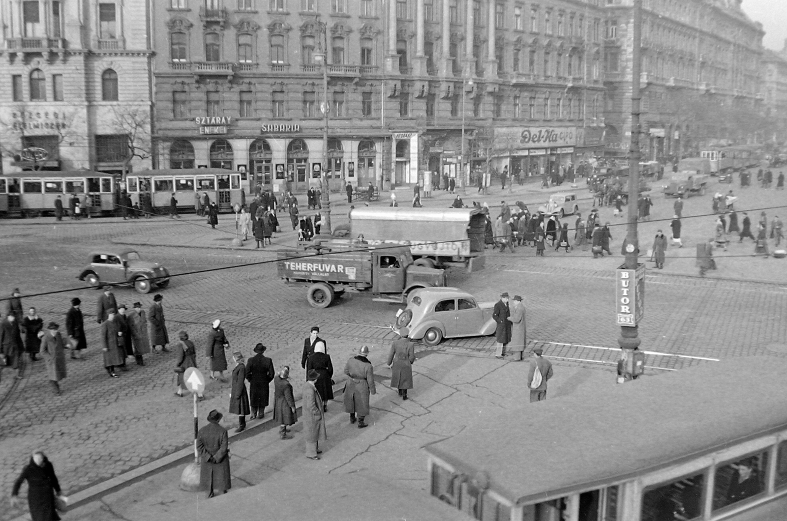 Hungary, Budapest VI.,Budapest XIII., Nyugati (Marx) tér, szemben a Szent István körút és a Váci út között házsor., 1950, Magyar Rendőr, transport, commercial vehicle, taxicab, Renault-brand, French brand, tram, untitled, Budapest, Fortepan #16553