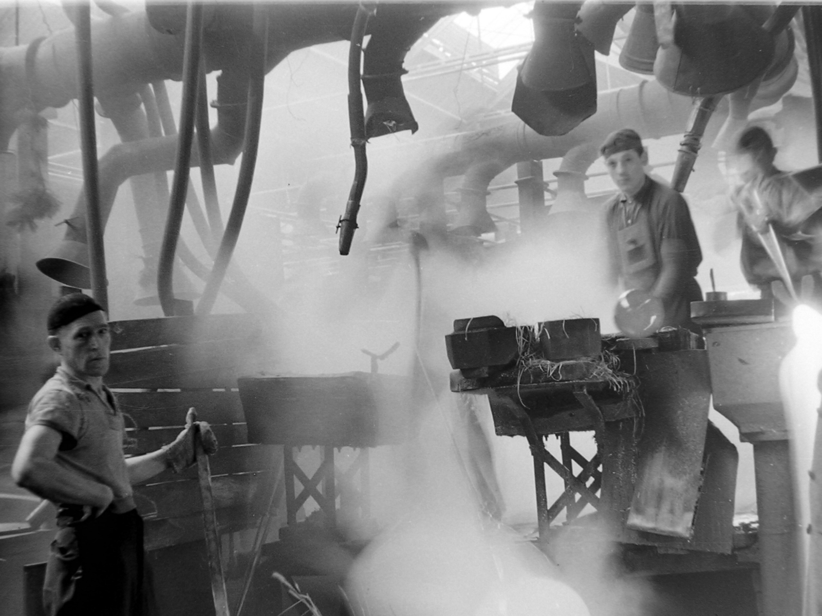 Hungary, Salgótarján, Salgótarjáni Öblösüveggyár., 1950, Magyar Rendőr, factory, glass production, glass-blowing, Fortepan #16555