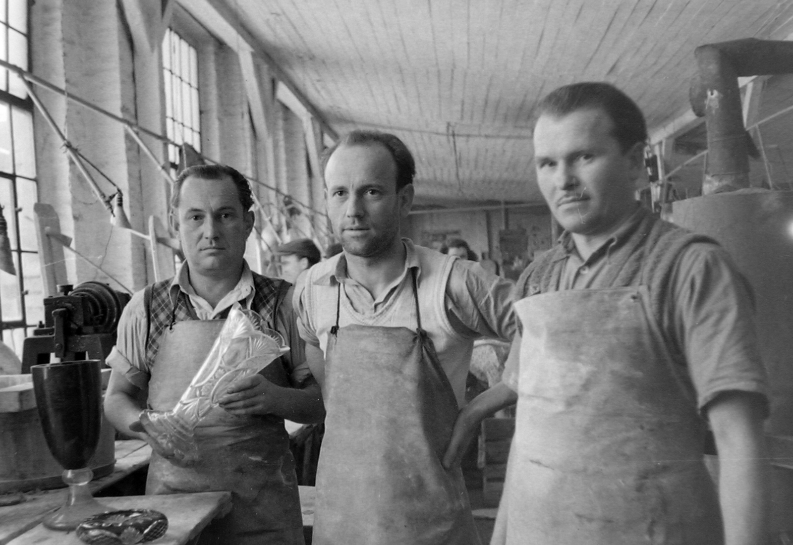 Hungary, Salgótarján, Salgótarjáni Öblösüveggyár., 1950, Magyar Rendőr, factory, glass production, glass-grinding, worker, apron, Fortepan #16557