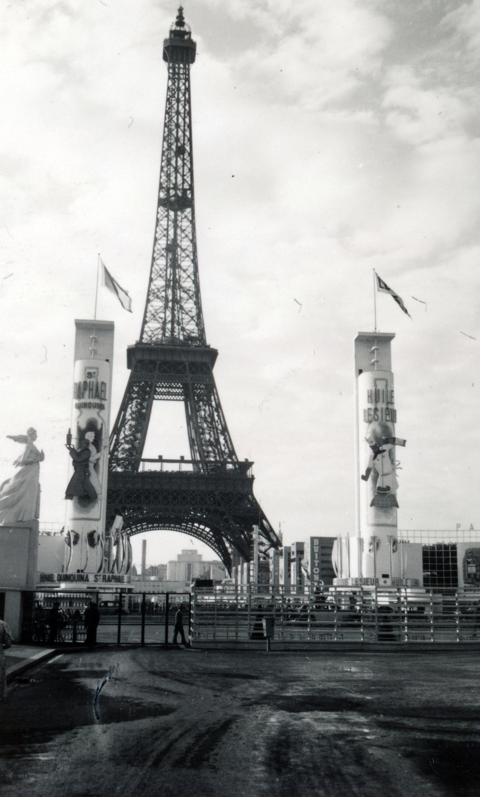 Franciaország, Párizs, Champ de Mars, a világkiállítás egyik kapuja, háttérben az Eiffel-torony., 1937, Rostóczky Alfonz, Fortepan #165573