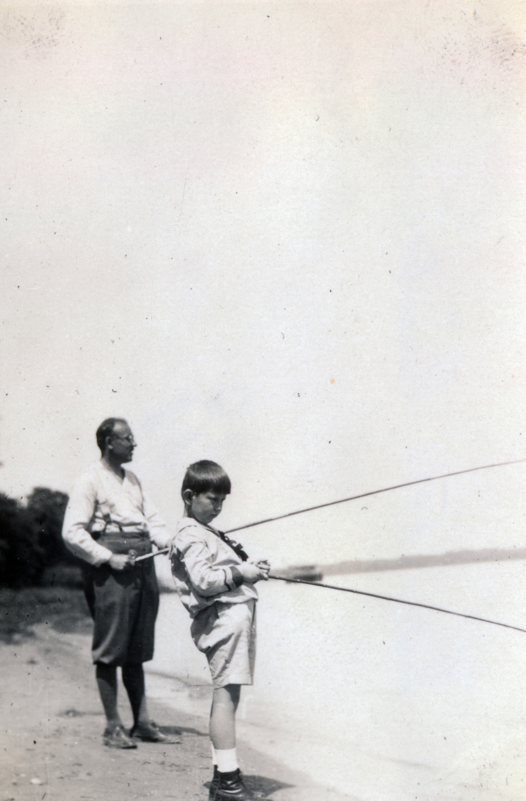 Hungary, Verőce, (Nógrádverőce), Duna-part, háttérben az Ybl Miklós tervezte támfal részlete., 1931, Rostóczky Alfonz, fishing, Fortepan #165579