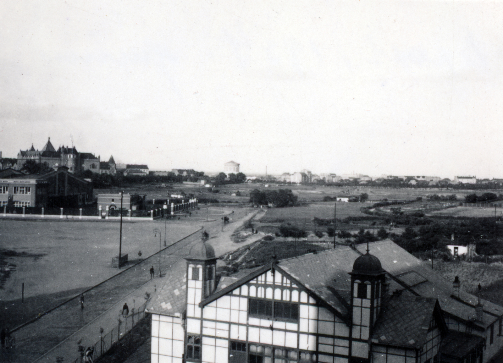 Magyarország, Budapest XIV., előtérben a Thököly út - Istvánmezei út sarkán a református barakktemplom, középen a Szent Domonkos (később Récsei) autóbuszgarázs és balra a háttérben a Stefánia úton a Magyar Állami Földtani Intézet épülete és a Víztorony látszik., 1934, Rostóczky Alfonz, Budapest, templom, Fortepan #165589