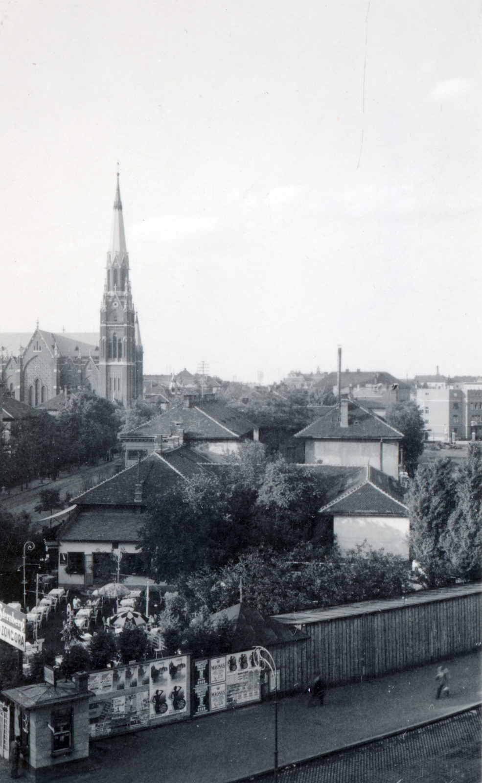 Hungary, Budapest XIV., Thököly út - Dózsa György (Aréna) út sarok, előtérben a Schultz féle vendéglő a Thököly út 29. szám alatt, háttérben a Rózsafüzér Királynéja-templom., 1934, Rostóczky Alfonz, Budapest, Fortepan #165590