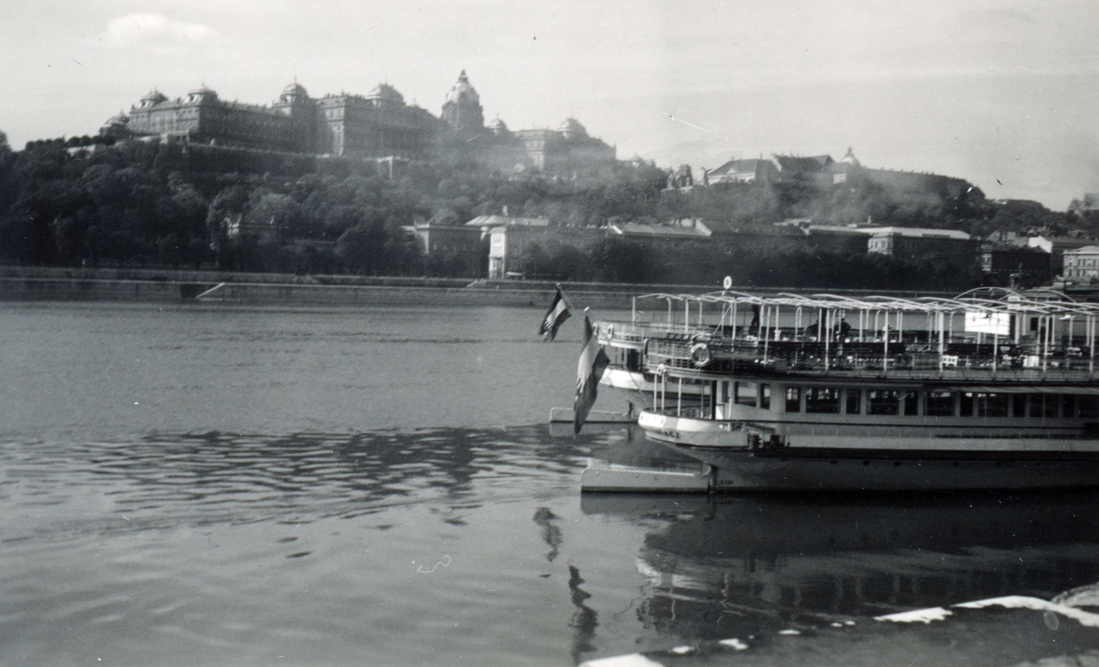 Hungary, Budapest V.,Budapest I., pesti alsó rakpart a Vigadó térnél, háttérben a Lánchíd utca házai és a Királyi Palota (később Budavári Palota)., 1934, Rostóczky Alfonz, Danube, Budapest, Fortepan #165600