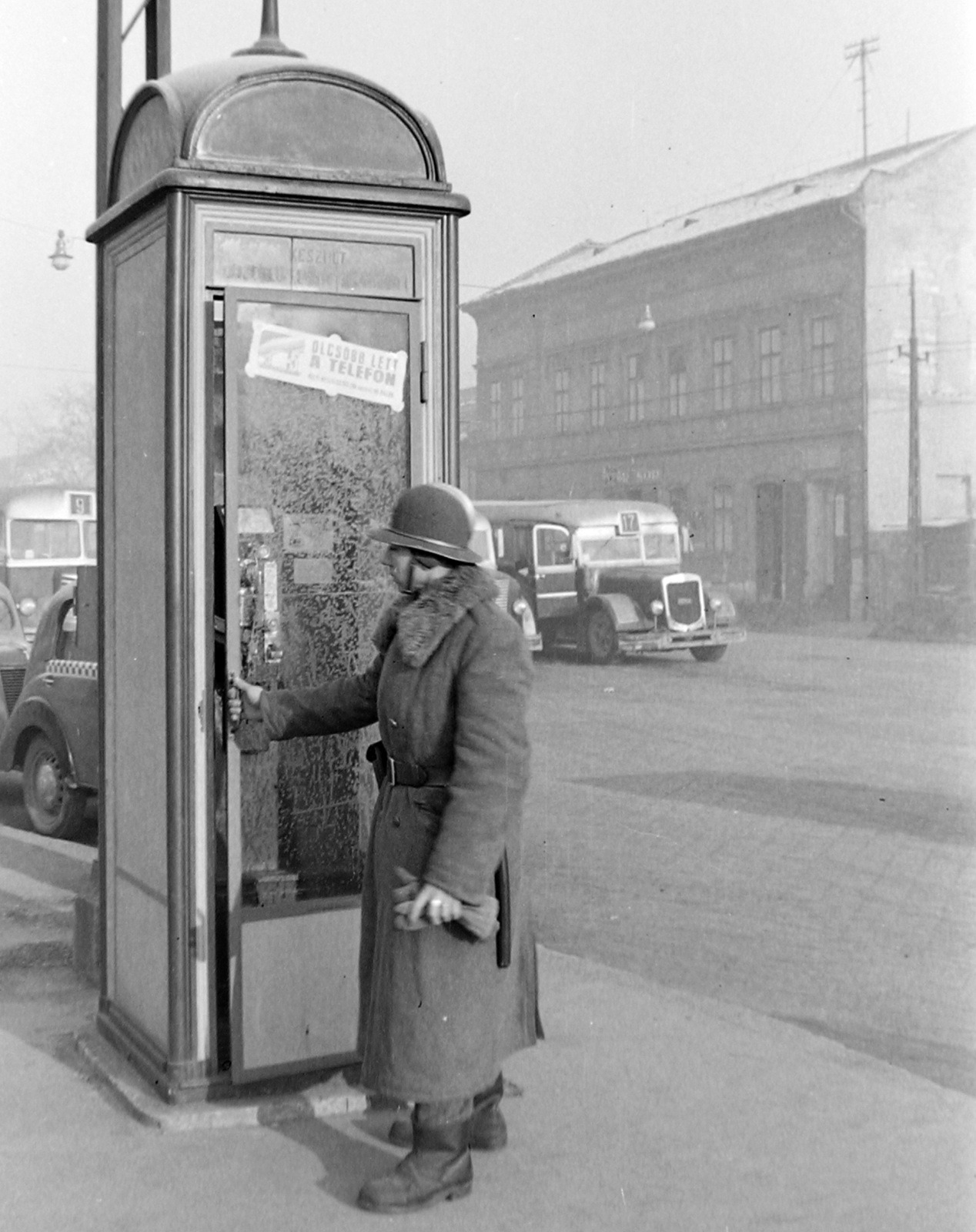 Hungary, Budapest X., Liget (Zalka Máté) tér., 1950, Magyar Rendőr, bus, cop, MÁVAG-brand, telephone, phone booth, Budapest, Fortepan #16561