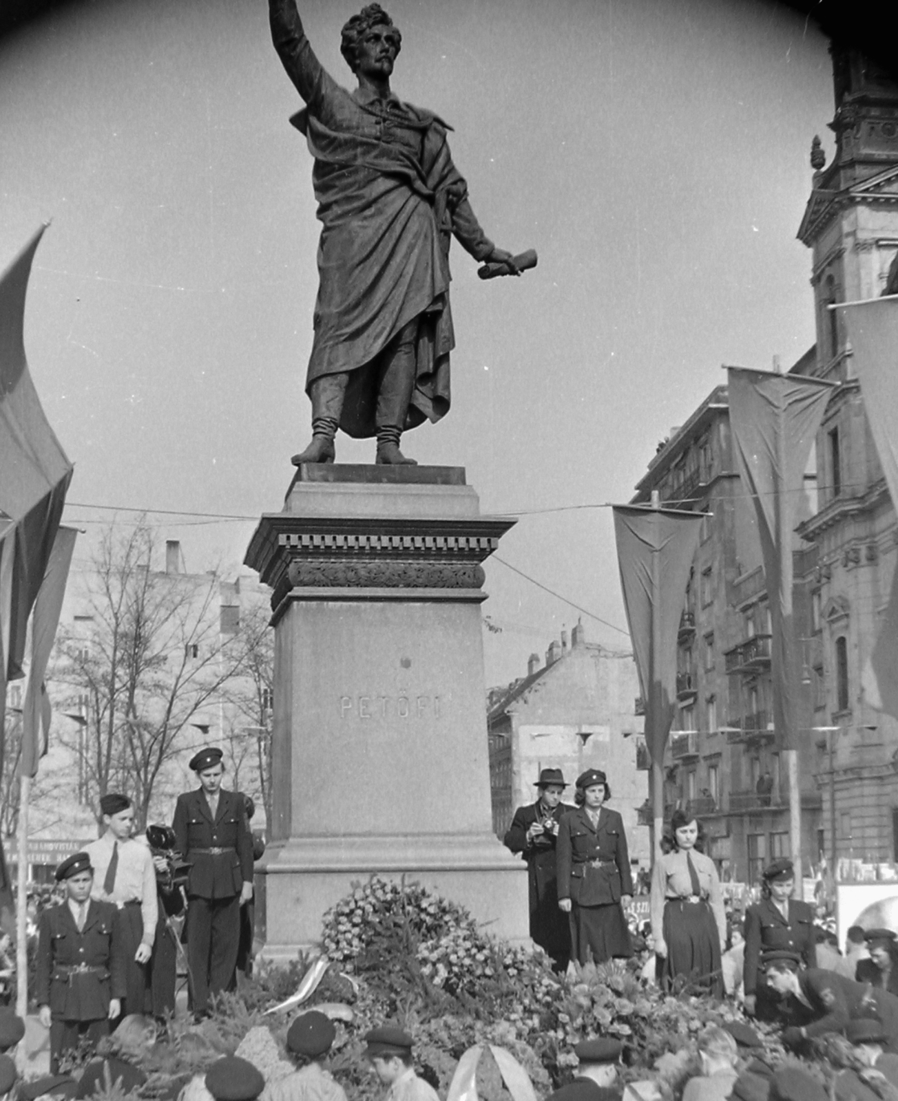 Hungary, Budapest V., Petőfi tér, Petőfi Sándor szobra (Huszár Andor, 1882.)., 1950, Magyar Rendőr, sculpture, festive, Petőfi-portrayal, Budapest, 15th of March celebrations, Fortepan #16564