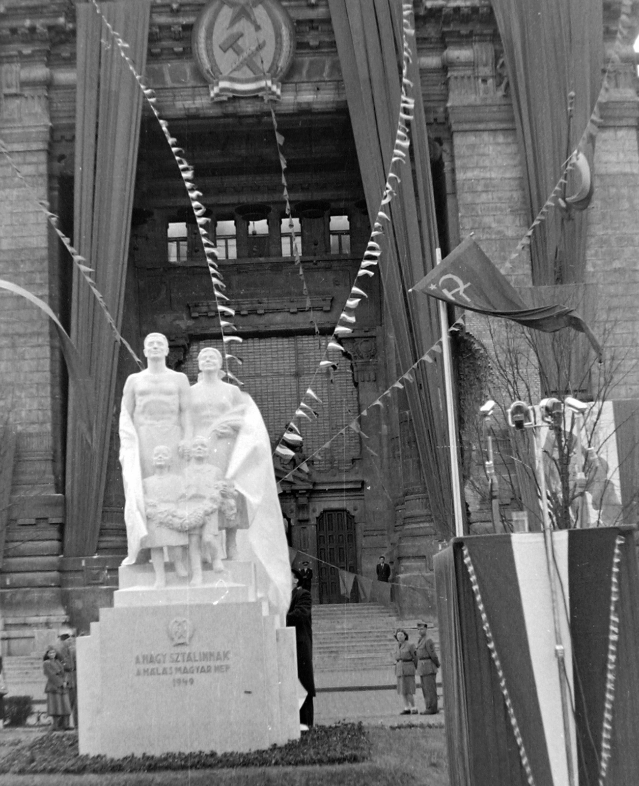 Hungary, Budapest V., Szabadság tér, Tőzsdepalota, előtte a "A nagy Sztálinnak a hálás magyar nép" szobor (Kisfaludi Strobl Zsigmond)., 1949, Magyar Rendőr, sculpture, political decoration, Budapest, national emblem, Rákosi crest, Fortepan #16566