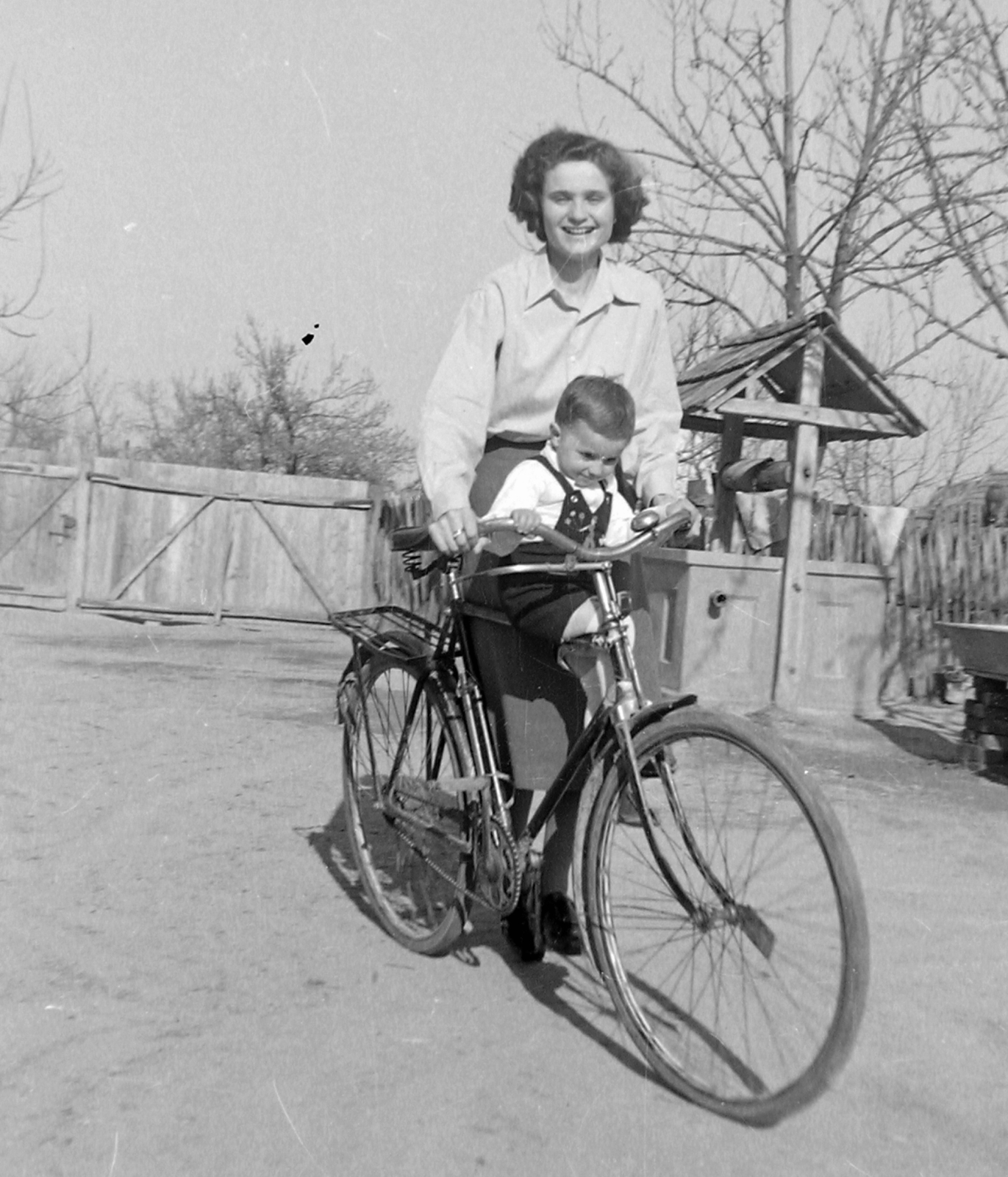 Hungary, 1950, Magyar Rendőr, bicycle, Hungarian brand, Csepel-brand, smile, Fortepan #16567