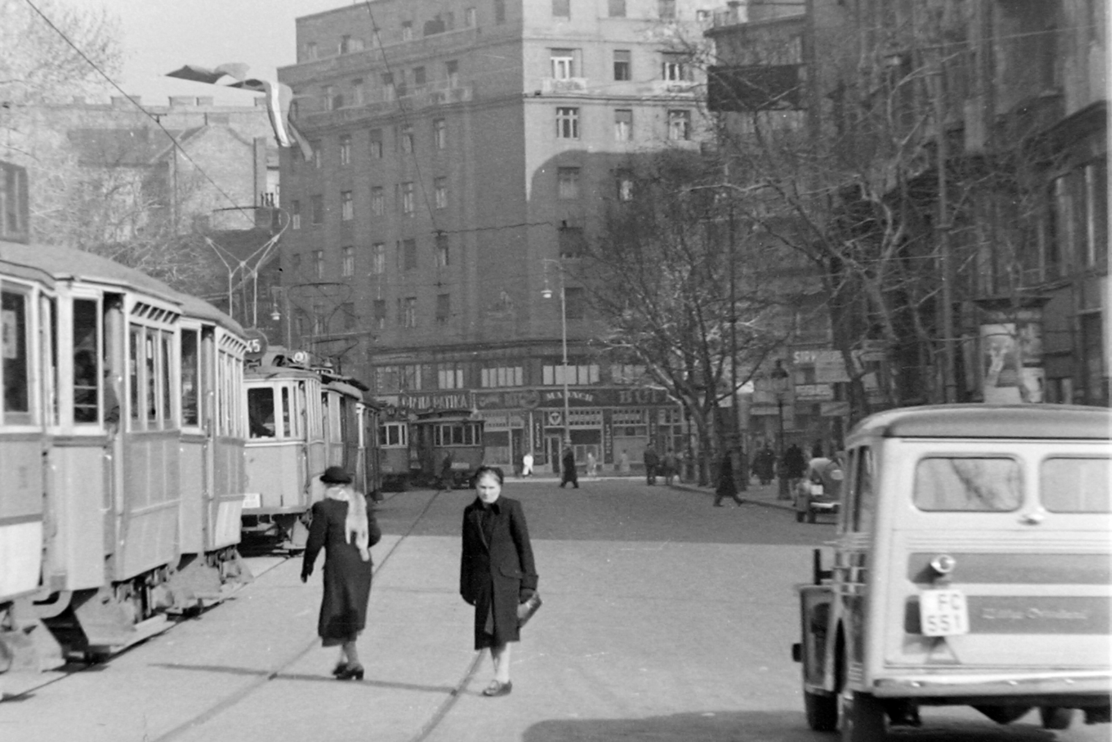 Magyarország, Budapest VII., Károly körút (Somogyi Béla út) az Astoria felől nézve., 1950, Magyar Rendőr, villamos, automobil, Budapest, viszonylatszám, Willys Jeep, Willys-márka, Fortepan #16572