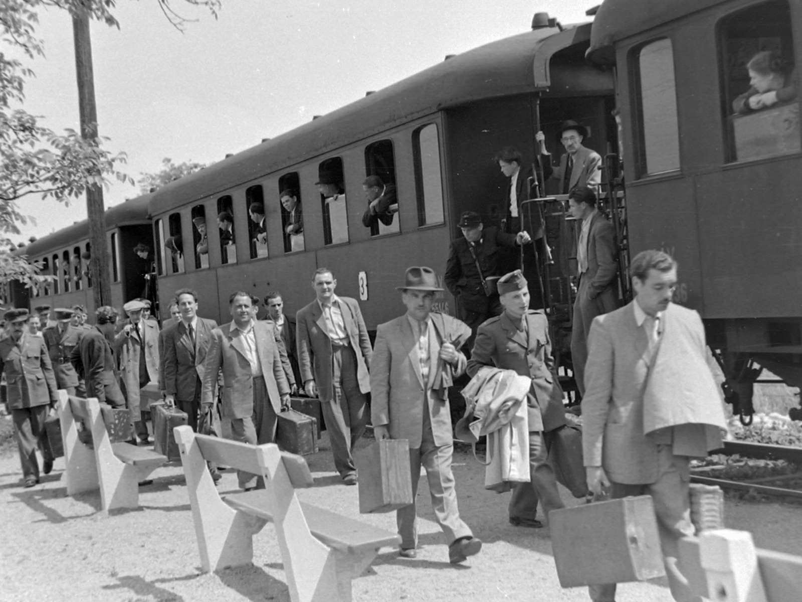 Hungary,Lake Balaton, Csopak, vasútállomás., 1950, Magyar Rendőr, railway, genre painting, suitcase, bench, train station, conductor, train, Fortepan #16576