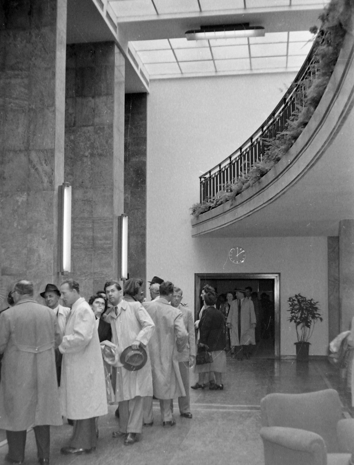 Hungary, Ferihegy (now - Ferenc Liszt) International Airport, Budapest XVIII., galéria., 1950, Magyar Rendőr, Budapest, trench coat, gallery, Fortepan #16577