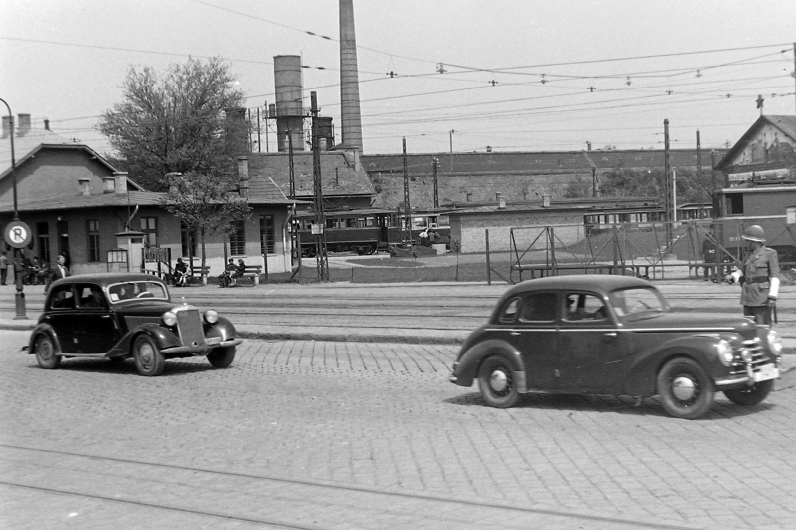 Hungary, Budapest IX., Soroksári út, Mercedes 170 előtte Skoda 1102 típusú személygépkocsi, háttérben a villamosvasút és a HÉV forgalmi-műszaki telepei, a Vágóhíd kocsiszín., 1950, Magyar Rendőr, traffic, Czechoslovak brand, German brand, street view, Skoda-brand, Mercedes-brand, cop, chimney, automobile, Mercedes-Benz 170V, Budapest, Fortepan #16579