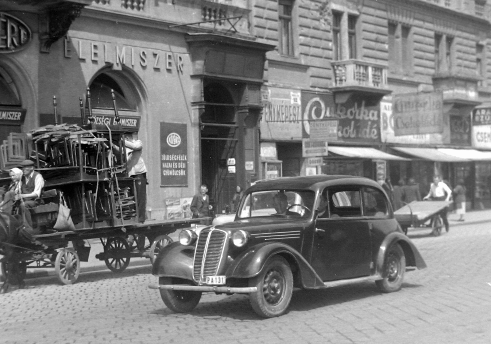Hungary, Budapest VII., Baross tér 12-13. Tatra 57B típusú személygépkocsi., 1950, Magyar Rendőr, traffic, sign-board, Czechoslovak brand, Tatra-brand, Horse-drawn carriage, street view, coach, handbarrow, transportation, automobile, number plate, Budapest, Fortepan #16580