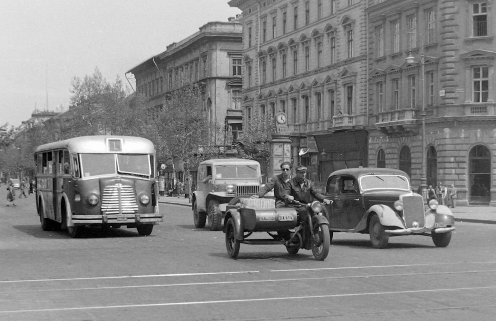 Magyarország, Budapest VI., Andrássy (Sztálin) út az Oktogontól (November 7. tér) kifelé nézve., 1950, Magyar Rendőr, közlekedés, jármű, autóbusz, német gyártmány, amerikai gyártmány, motorkerékpár, magyar gyártmány, utcakép, Mercedes-márka, Dodge-márka, MÁVAG-márka, oldalkocsis motorkerékpár, automobil, MÁVAG Tr5, Mercedes W136, BMW R12, Dodge WC-széria, Budapest, Fortepan #16581