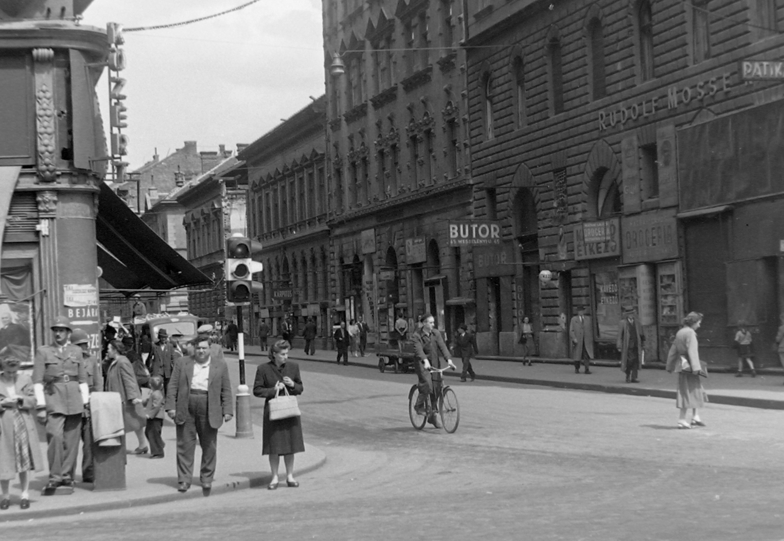 Hungary, Budapest VII., Erzsébet (Lenin) körút - Wesselényi utca sarok., 1950, Magyar Rendőr, bicycle, traffic, signal, cop, pharmacy, furniture shop, Budapest, grocery store, Fortepan #16585