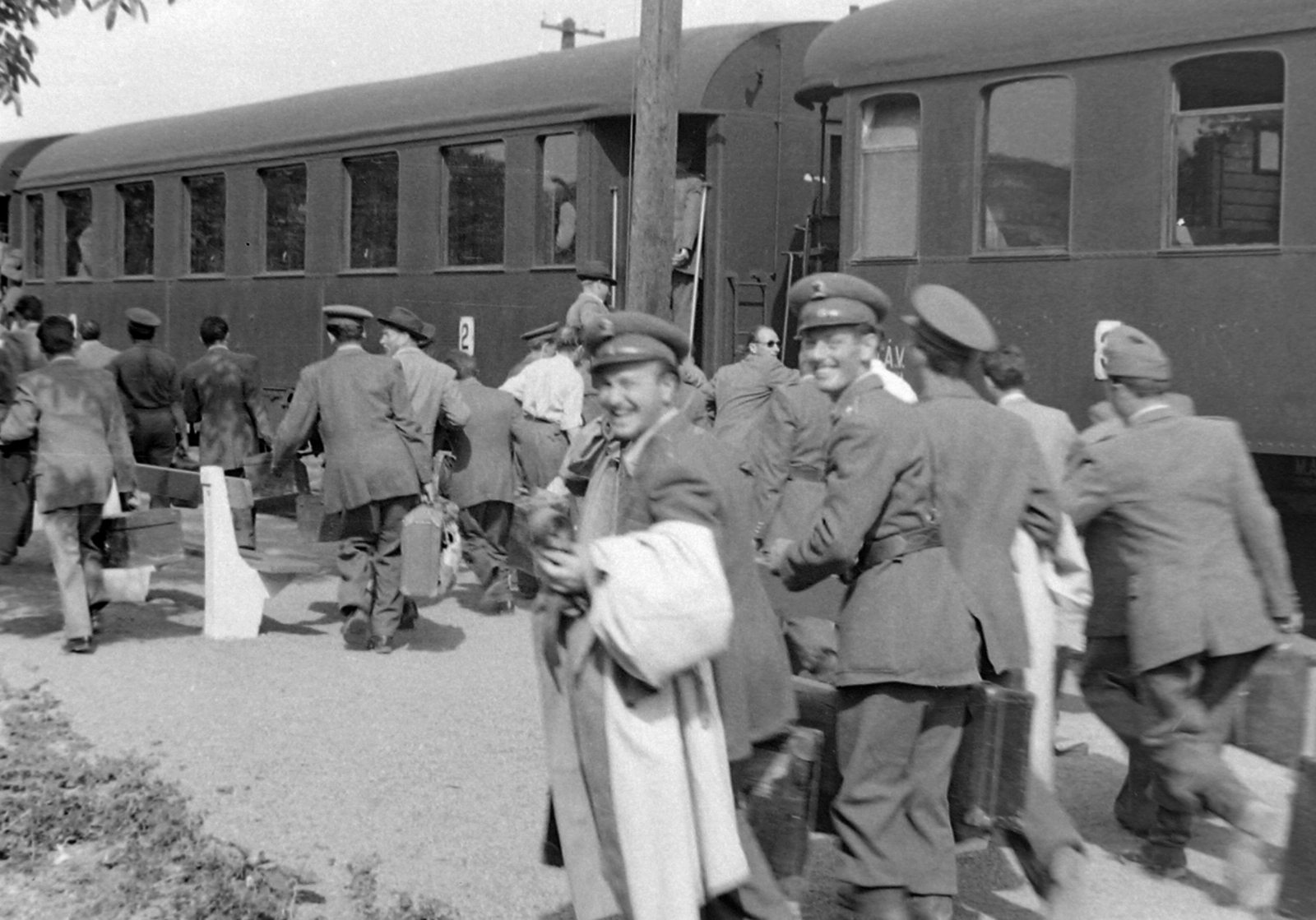 Hungary,Lake Balaton, Csopak, vasútállomás., 1950, Magyar Rendőr, Hungarian Railways, railway, genre painting, suitcase, fun, soldier, bench, train station, train, Fortepan #16592