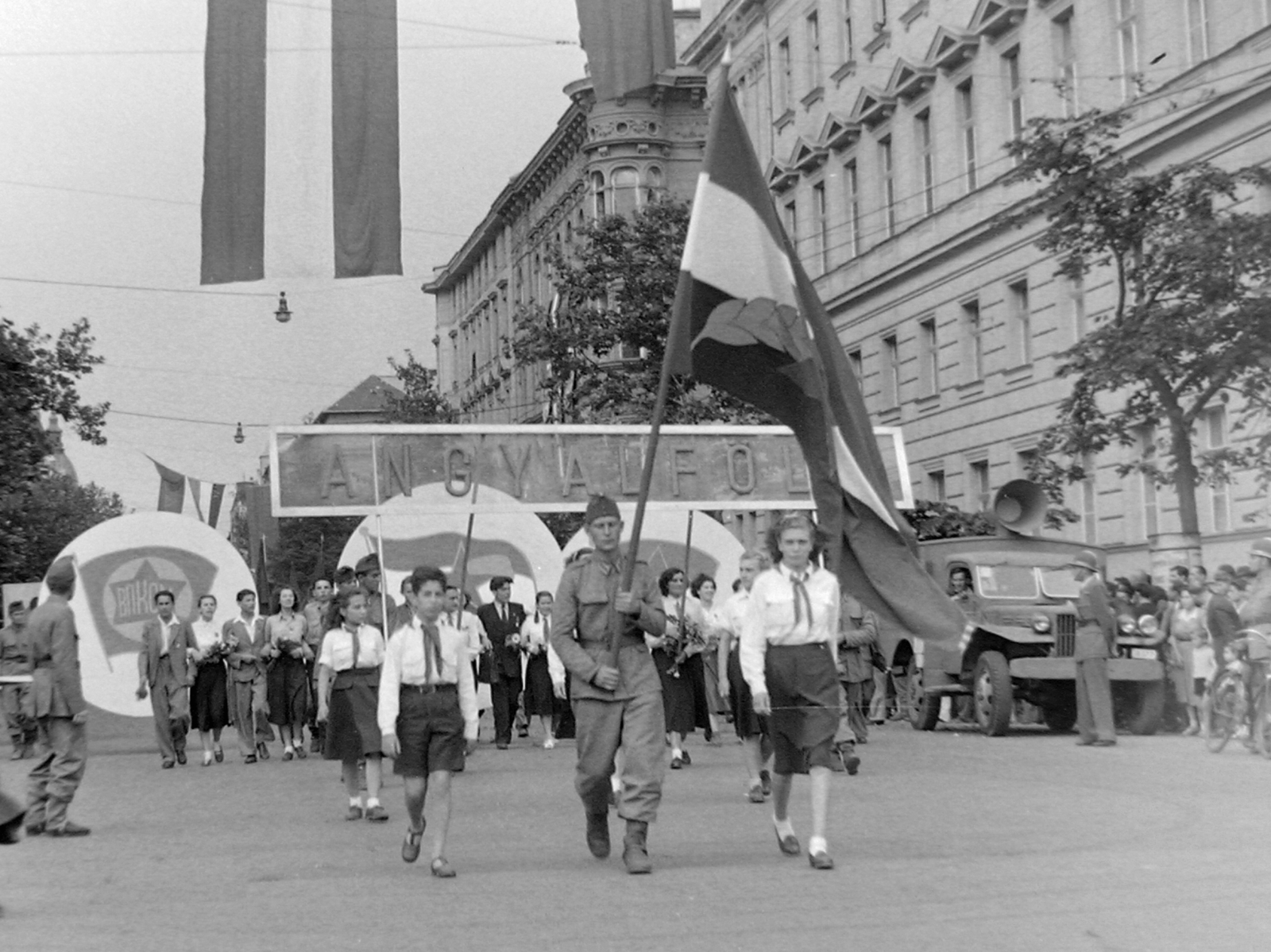 Hungary, Budapest V., Alkotmány utca, szemben a Kozma Ferenc utca sarok., 1950, Magyar Rendőr, pioneer, flag, commercial vehicle, march, Budapest, Fortepan #16595