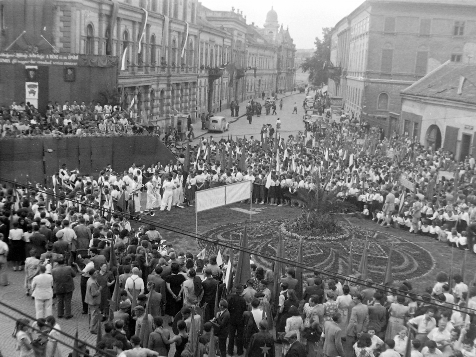 Magyarország, Miskolc, Városház (Tanácsház) tér., 1950, Magyar Rendőr, zászló, tömeg, utcakép, ünnepség, zenekar, dísztribün, Fortepan #16600