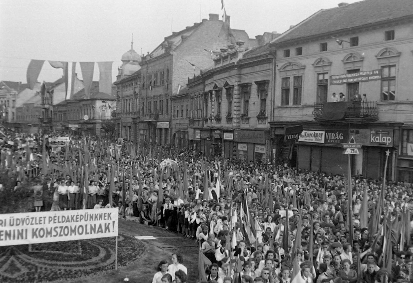 Hungary, Miskolc, Városház (Tanácsház) tér, Széchenyi utca., 1950, Magyar Rendőr, flag, sign-board, mass, street view, political ad, Fortepan #16601